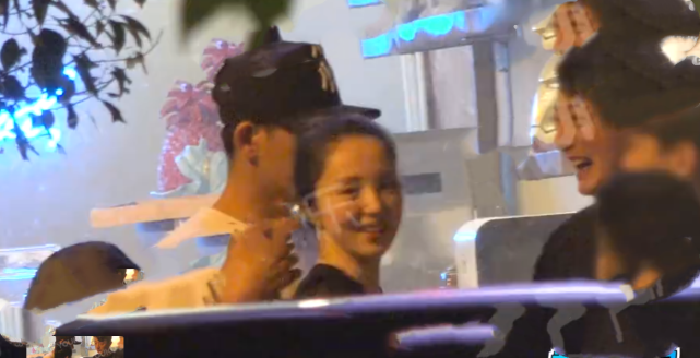 隔空秀恩爱?董璇化身美人鱼接连比心,苏小玎同款文案超甜蜜