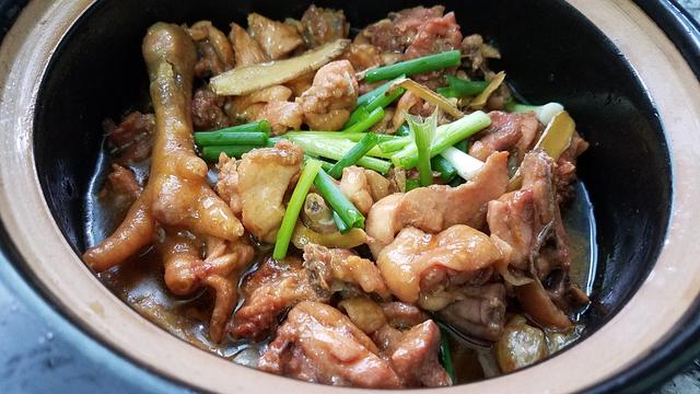 老葱头焖鸡,广东又香又好吃的一道美食,下酒下饭味道都很棒