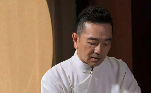 两段婚姻,儿子是试管婴儿,后来自己在内地拍戏,妻儿却移民国外