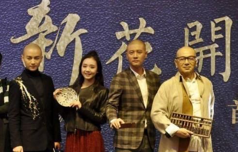 两段婚姻,儿子是试管婴儿,后来自己在内地拍戏,妻儿却移民国外