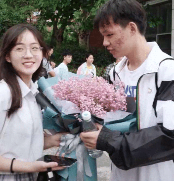 而这个怀抱满天星的女孩就通过网络社交平台快速走红,被称为高考最美