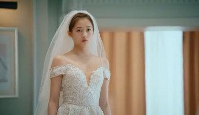 关晓彤婚纱照曝光!手撕渣男显落寞,绝美容颜难怪鹿晗不撒手