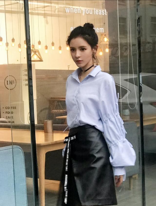 张予曦骨感身材挺会穿,小号旗袍还加条皮带,窈窕曲线真撩人