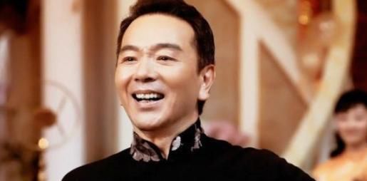 两段婚姻,儿子是试管婴儿,后来自己在内地拍戏,妻儿却移民国外