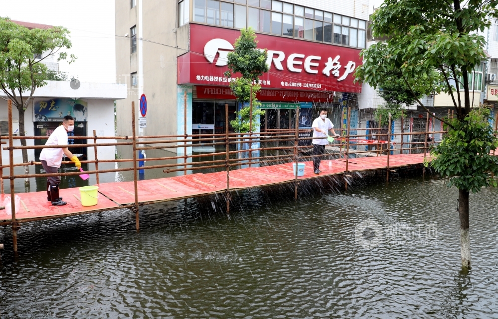 江西湖口:消杀防疫保安全