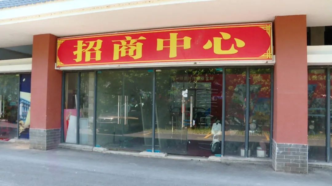 停车一次20元!南宁南湖公园北门外这个停车场收费惹争议