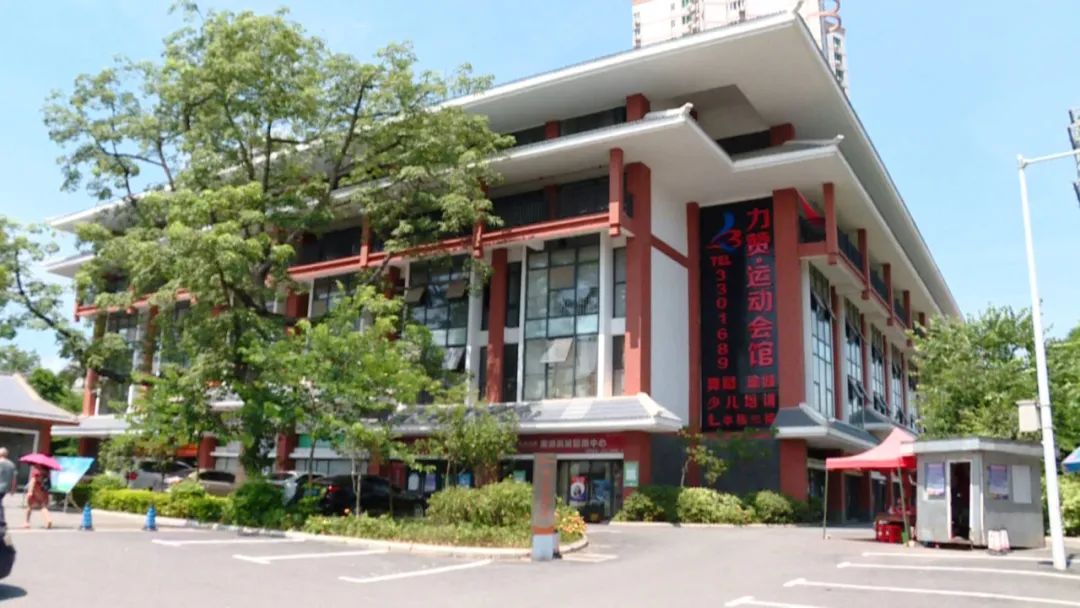 停车一次20元!南宁南湖公园北门外这个停车场收费惹争议
