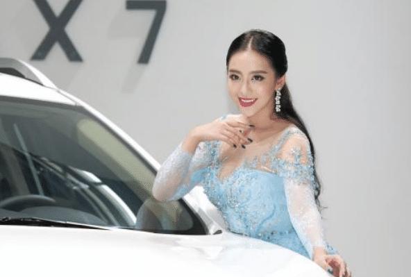 俗称“最美车模”, 因表情太专业引热议，网友：这谁敢娶？