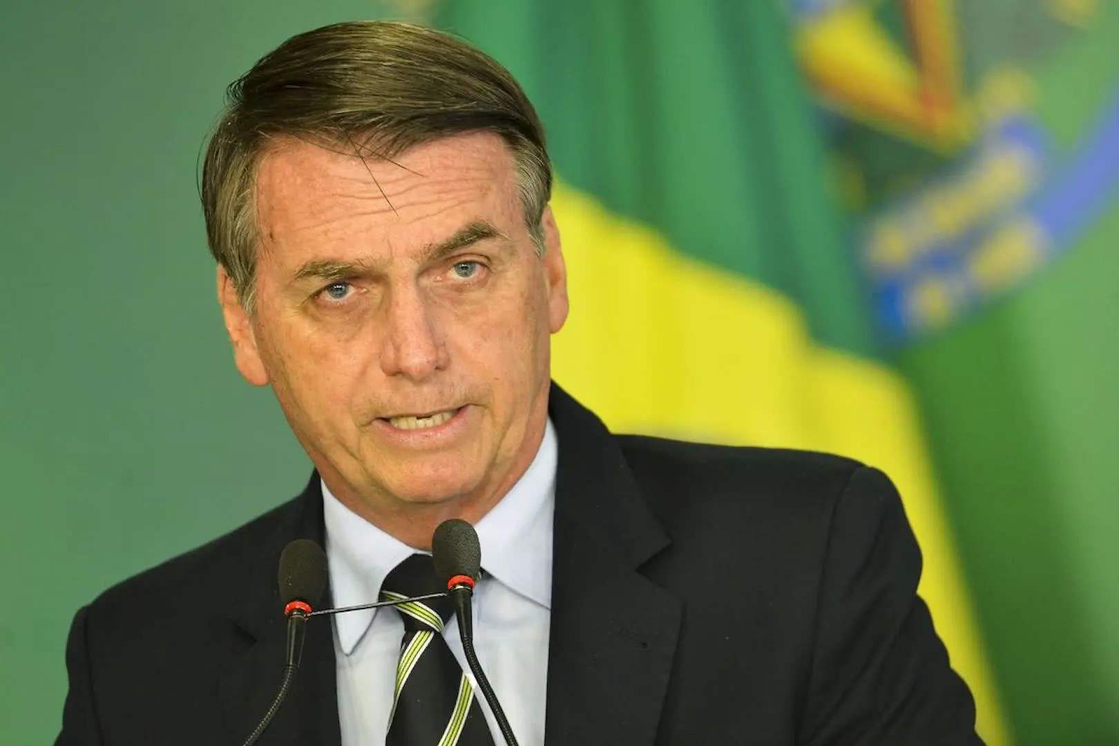 巴西总统烦恼多:二次检测仍为阳性,前天还被鸵鸟咬伤