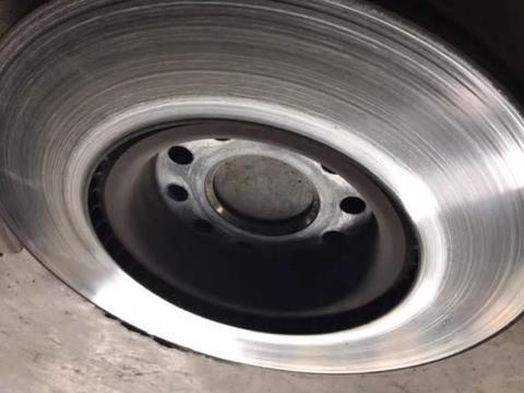 刹车盘磨损后还可以使用吗？