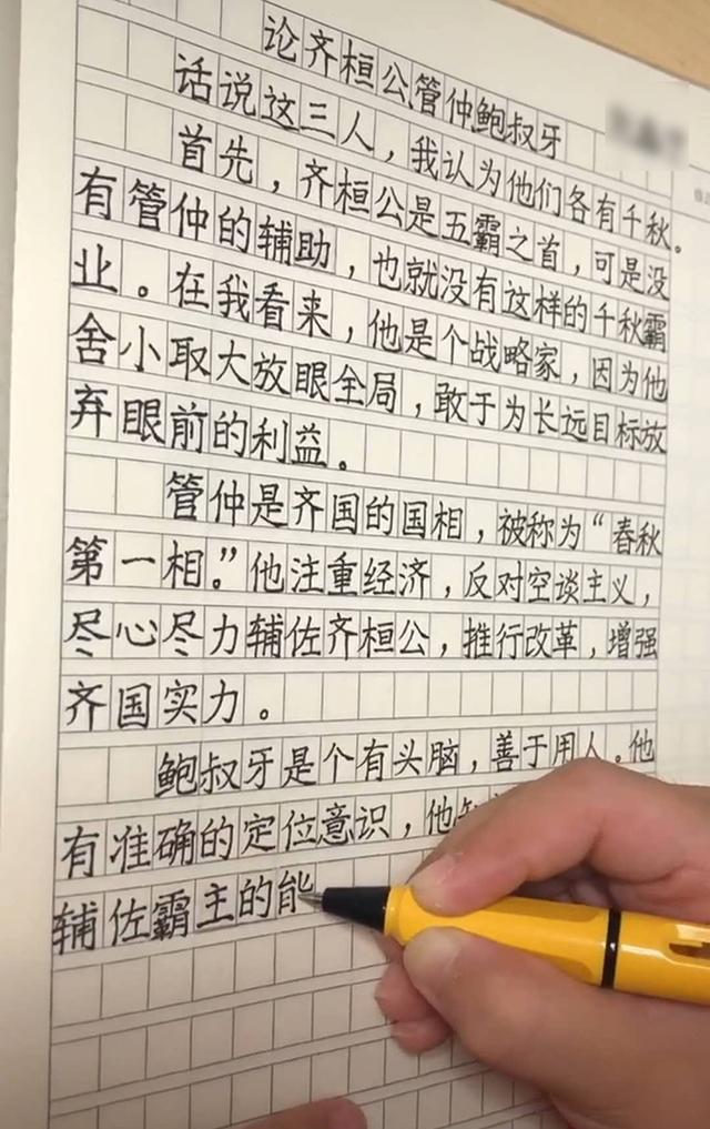 高考作文一出，妈妈也让8岁儿子写了一篇，网友看后：字很漂亮