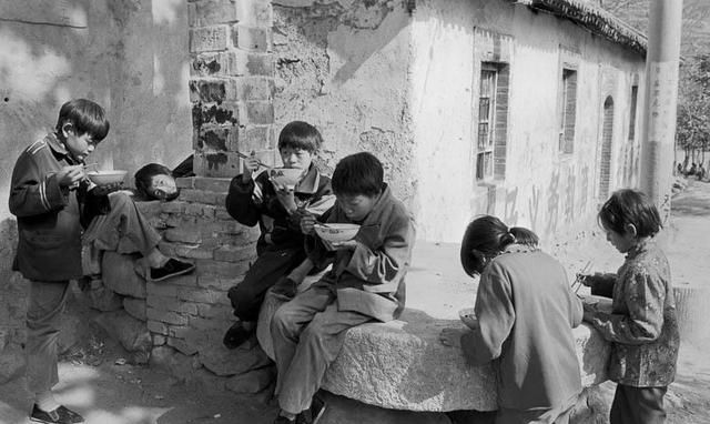 老照片:九十年代的贫困山区小学 离家远的孩子自己做饭吃