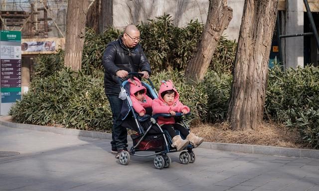 双胞胎宝宝出生后，一个妈妈养，一个奶奶养，孩子百天差别明显