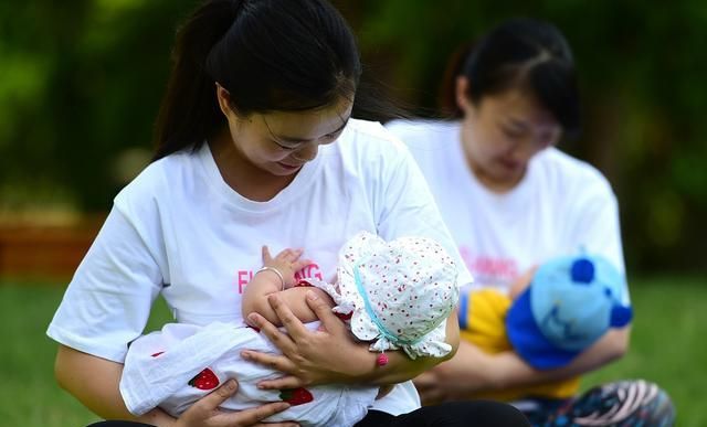 双胞胎宝宝出生后，一个妈妈养，一个奶奶养，孩子百天差别明显