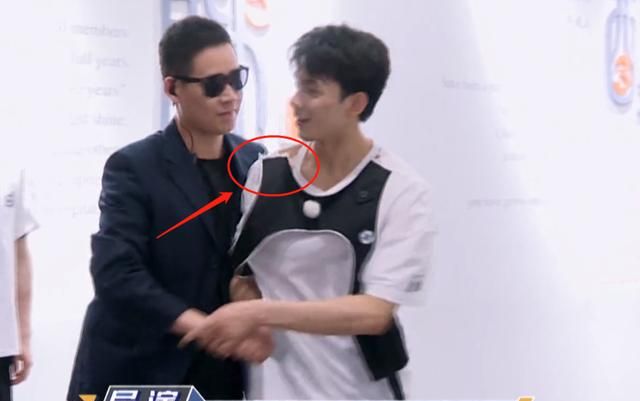 吴磊衣服被李晨撕破,下意识救场反应却很机智,这才是男星的体面