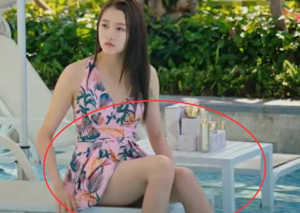 二十不惑:关晓彤首次穿泳装拍广告,当她抬腿那一刻