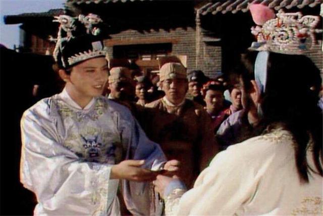 因身高错失宝玉,侯长荣一人分饰两角,欧阳奋强因他成宝玉