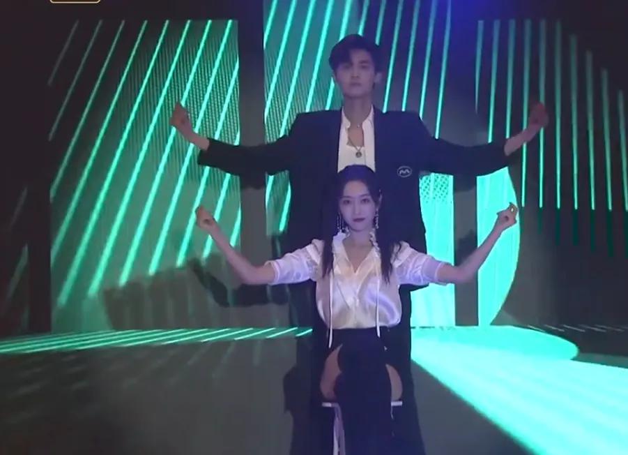 宣璐赵志伟跳双人舞出现小插曲结束时两人紧贴还好有远景