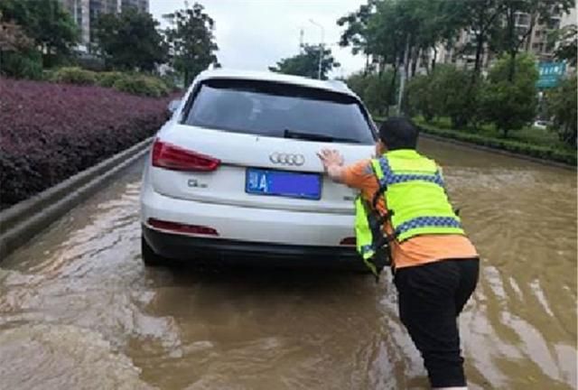 一场暴雨后，新能源车主哭了：不到一年就报废，这车雨天不能开？