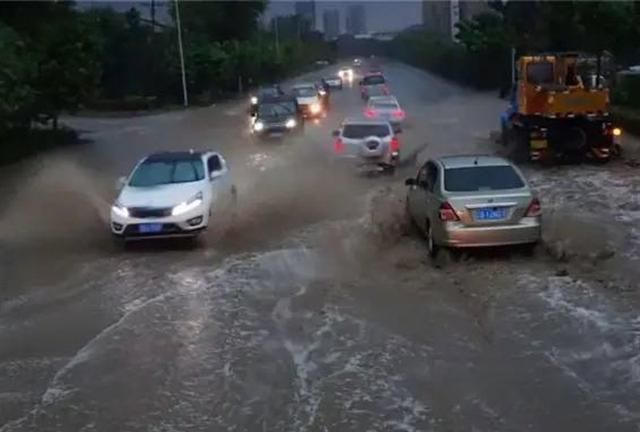 一场暴雨后，新能源车主哭了：不到一年就报废，这车雨天不能开？