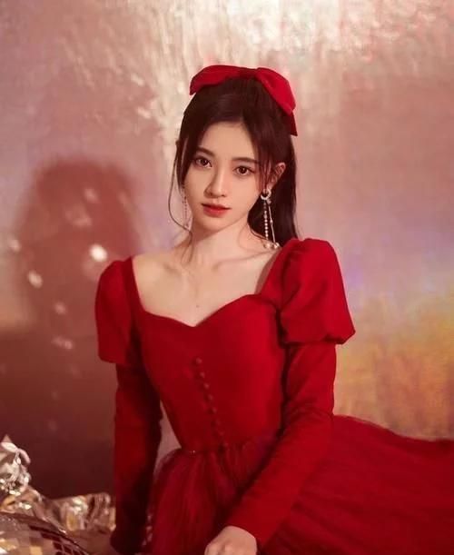 鞠婧祎穿仙女裙亮相红毯,大珍珠突显绝美锁骨,造型实在是太美了