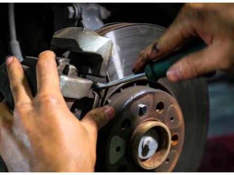 人和汽车的保护神，老司机课堂刹车片的使用小技巧！