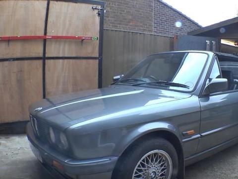 男子给自家爱车打补丁，上路后，边开车边泡澡真的享受