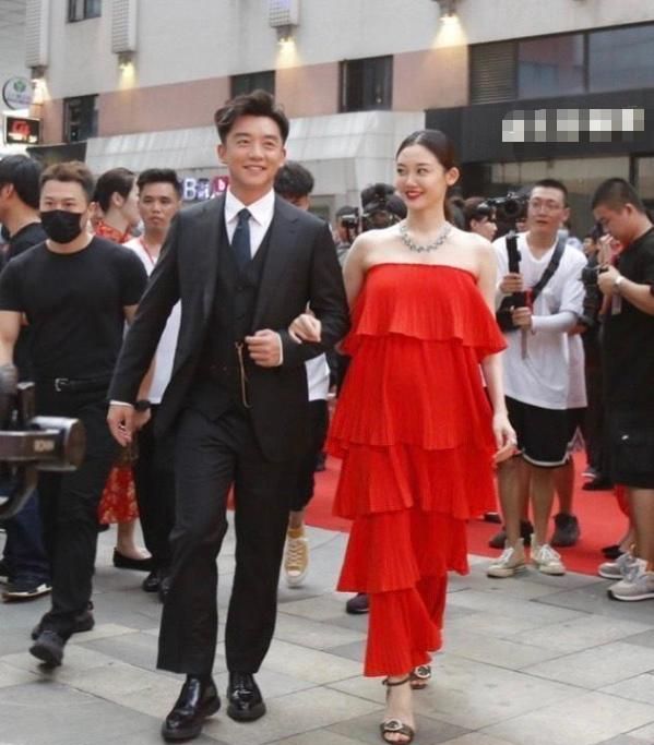 官宣结婚后,郑恺苗苗首次合体现身,苗苗穿大红色蛋糕裙难遮孕肚
