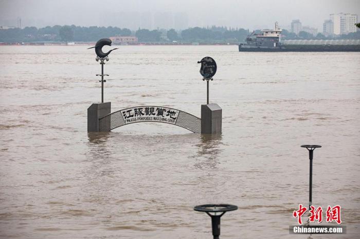 7月18日,江苏省水利厅发布消息,升级长江南京段洪水红色预警,长江南京站水位涨至10.26米,创历史新高。图为长江南京下关段亲水平台被水淹没。 泱波 摄