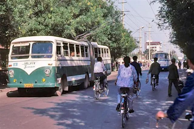 老照片:八十年代初 古朴环保的城市公交车(图组)