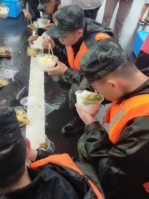 战士不分昼夜奋战抗洪一线 群众送来各种慰问品