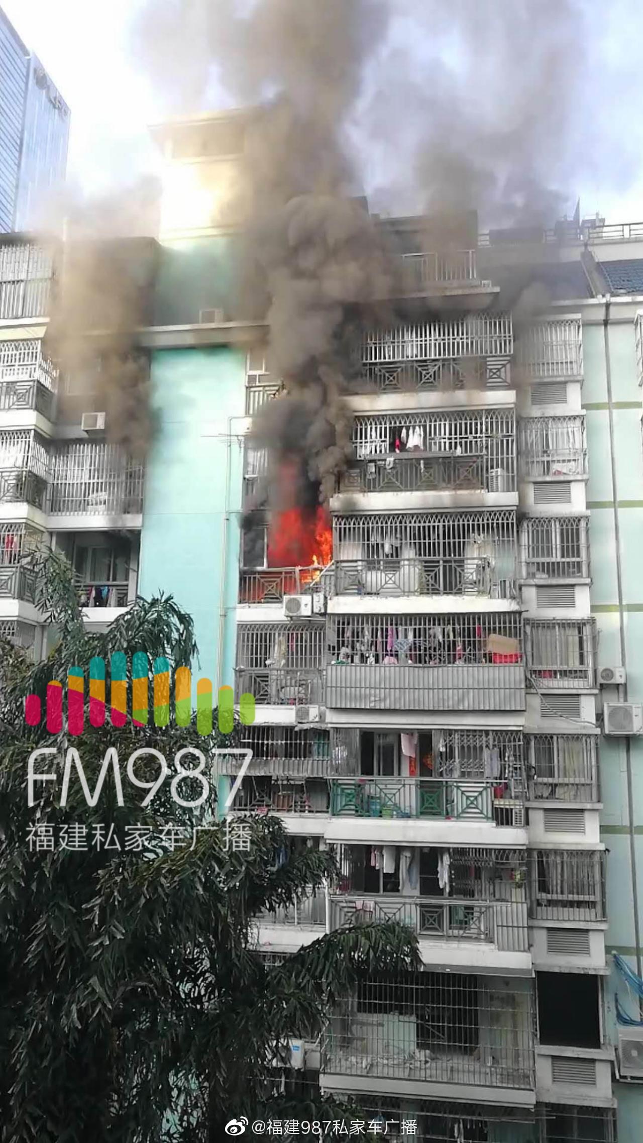 今晨，福州台江区一小区单元房突发火灾……