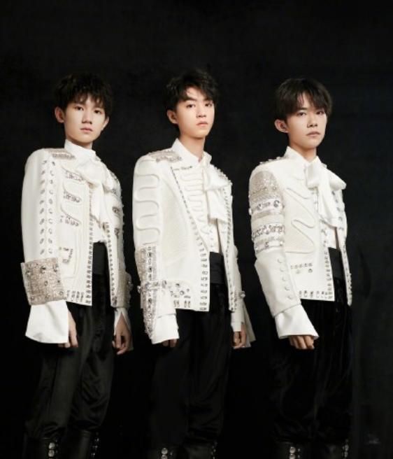 三小只最新合照,tfboys超帅图片 可爱 三小只七周年演唱会官宣,合照王俊凯袜子亮了,原谅我不厚道笑了