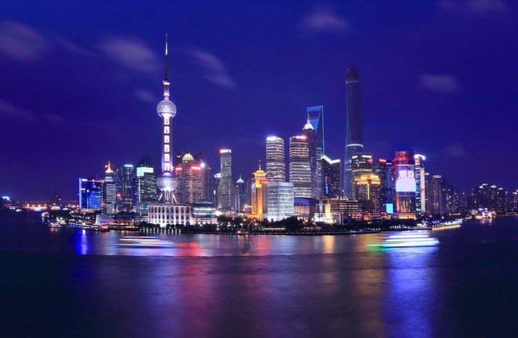 东方明珠塔的夜景,黄浦江的磅礴,上海是不错的旅行地