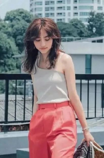 没有钟楚曦和倪妮的名品身材 也能穿好吊带上衣插图(27) 没有钟楚曦和倪妮的名品身材 也能穿好吊带上衣