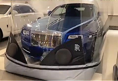 车库停一辆劳斯莱斯，被专用塑料包裹，一层膜就要5万