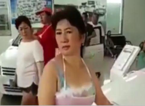 老板招聘车模，不用年轻的美女，只用50岁大妈，效果却令人意外