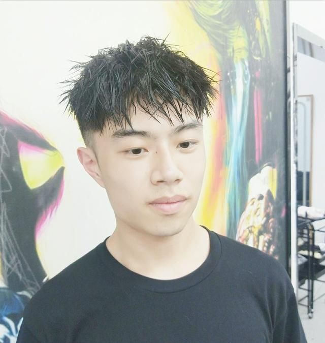 当下"最火男士发型"19款,蓬松时尚显精神,帅气的男生都在剪