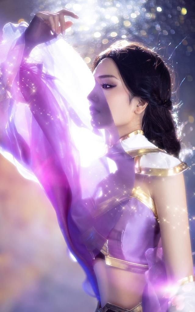 周扬青cos紫霞仙子,穿紫罗兰色抹胸配长裙,唯美梦幻宛若画中人