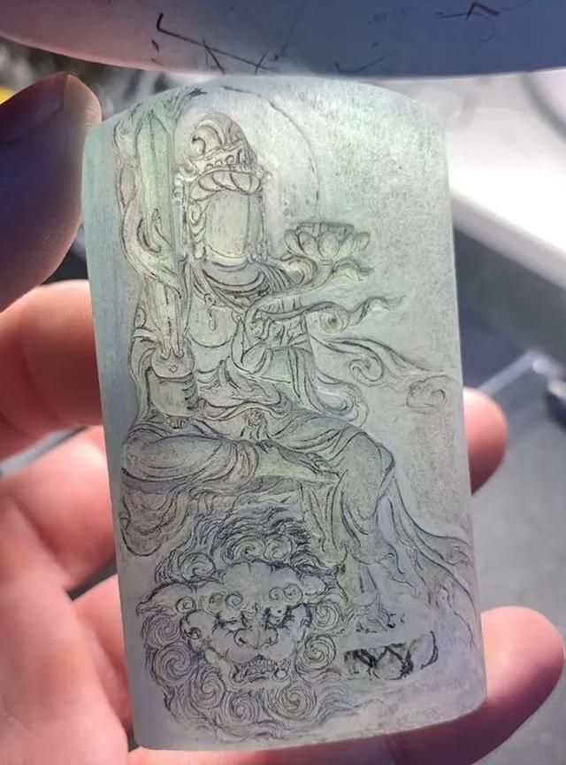 高种水的翡翠在雕刻技法上通常是使用浅浮雕,既不浪费珍贵的玉料,又能