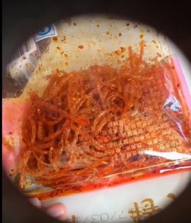 观察看到的恶心景象后决定把自己手里的辣条也放到显微镜下观察一番