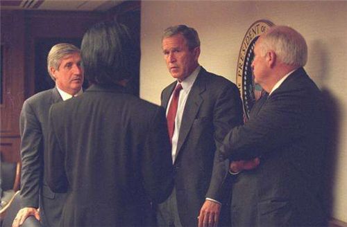 911事件著名照片:小布什得知恐怖袭击后的表情,15年后