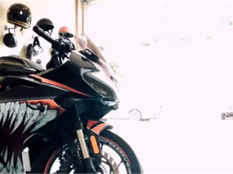 “毒液版画”春风250SR，柳州首台，还改装短尾，上街拉风