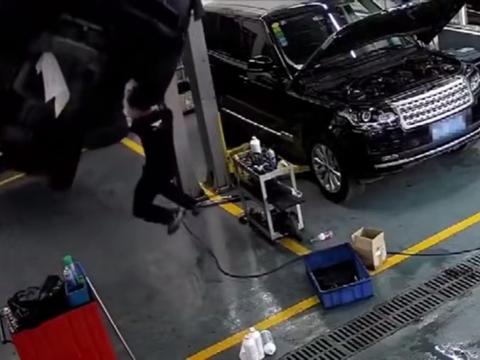 劳斯莱斯举升维修坠落，两名维修工被压车下，生命无价，平安是福