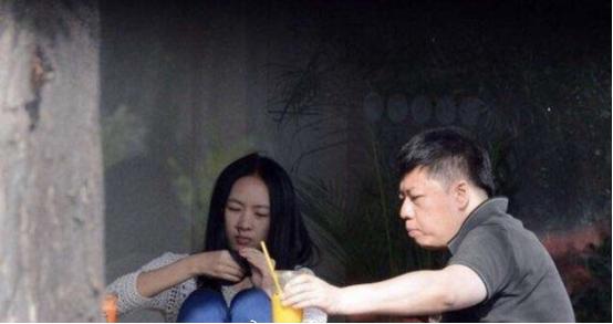 《三十而已》火了！童谣出门被粉丝围堵！助理竟全程躲在她背后！