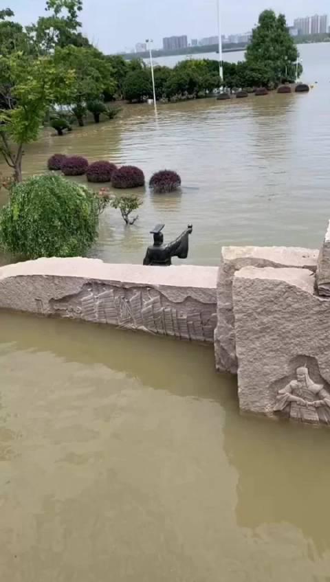 乙两人在长30米的泳池内游泳…… 01:02 鄂州长江边的观音阁江滩公园