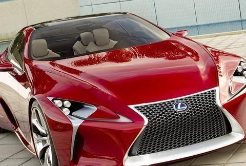 这也是为了吸收能量吗？雷克萨斯被防护板的尾部撞到