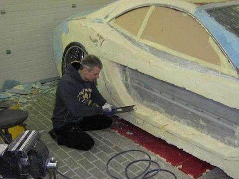 大叔将自己的小车整容成了法拉利，厂家见了也傻傻认不清