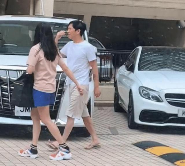 家辉广东有钱人标配,大裤头人字拖油头垢面,52岁发量依旧惊人