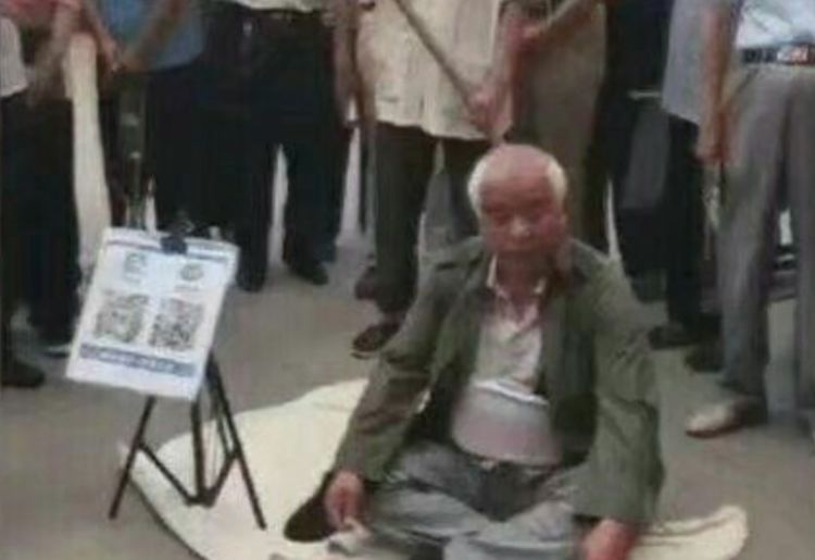 七旬老大爷当街耍流氓要钱,路人称是熊孩子变老了!
